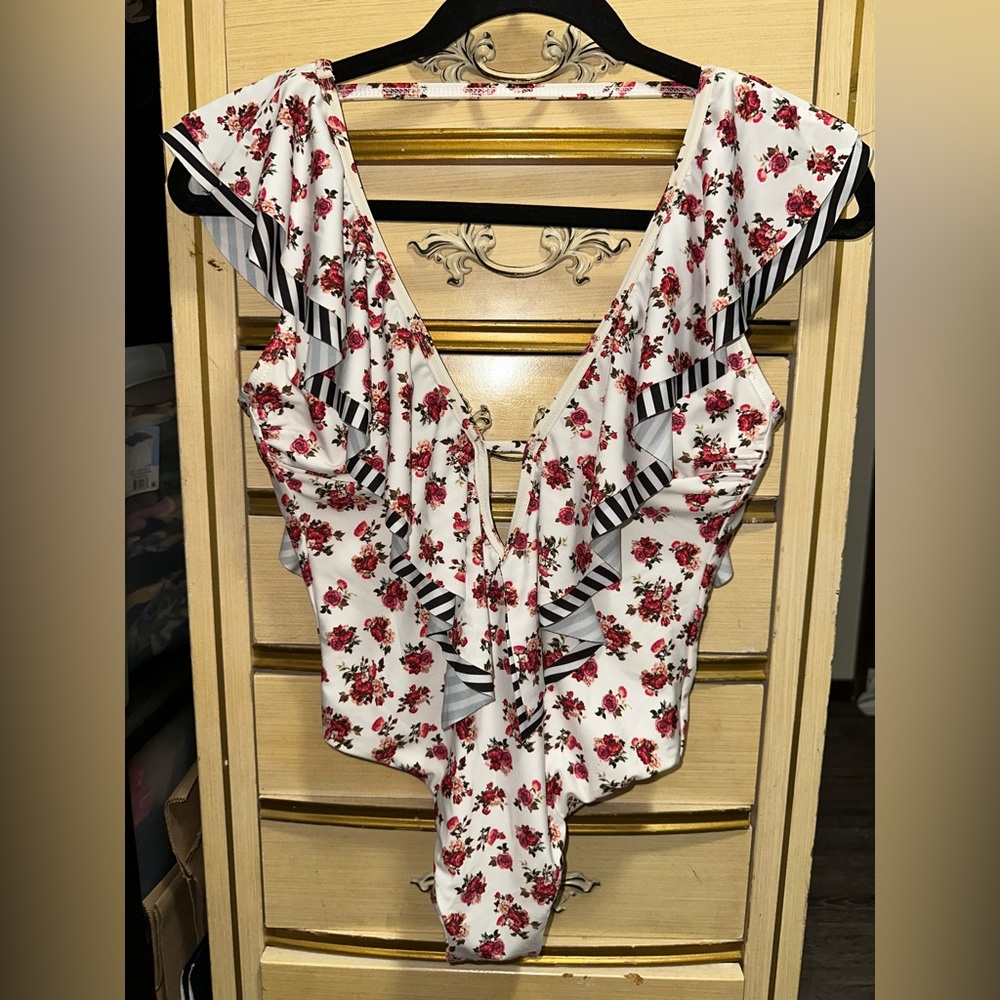 NWT Gianni Bini Floral Striped Ruffle Swimsuit Bodysuit Size Small